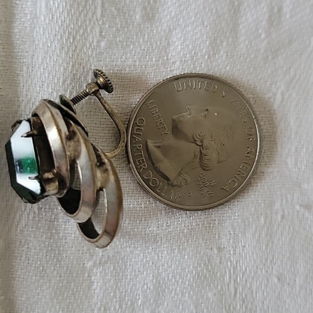 VINTAGE⚜️Emerald Colored Faceted Crystal Screw Clip Earrings - Picture 4 of 9